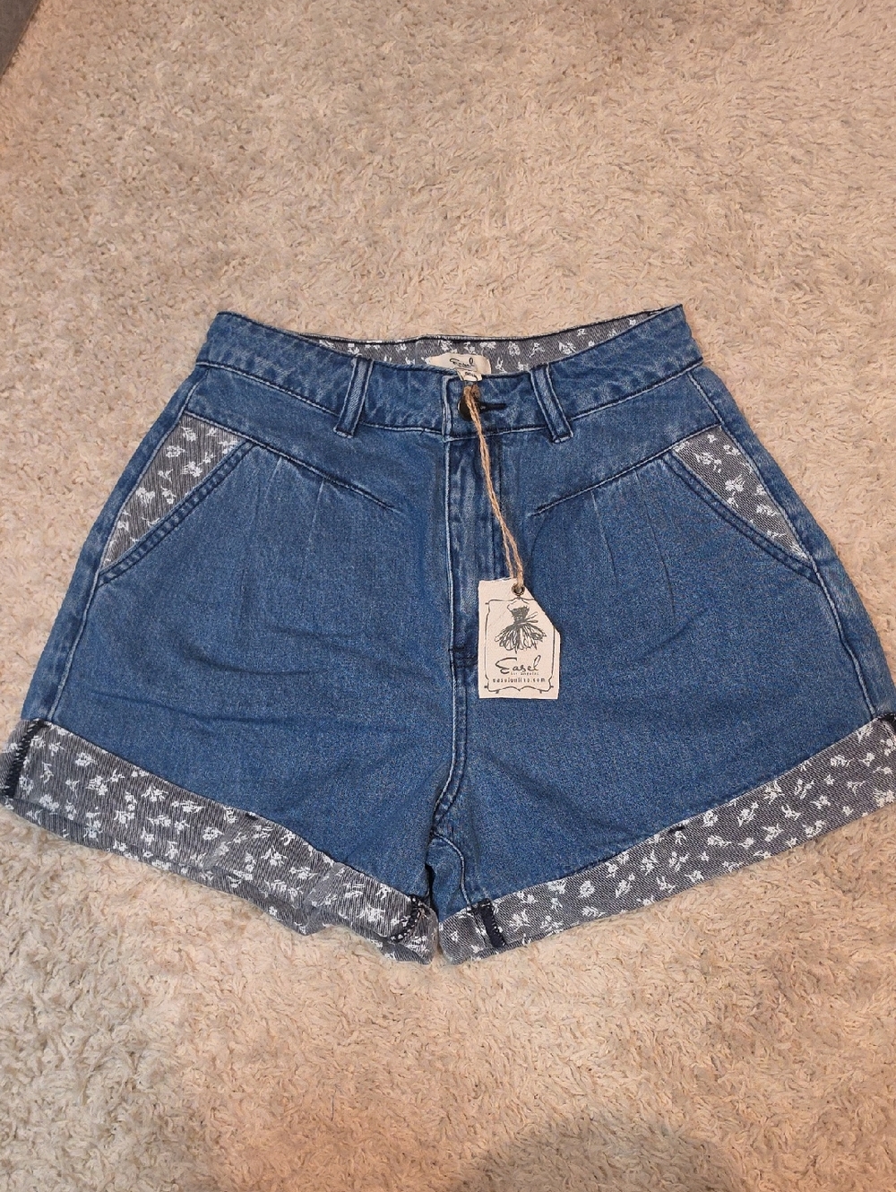 076p easel Blue Denim High-Waist Shorts with Floral Accent